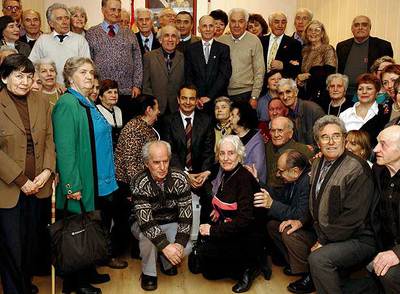 José Luis Rodríguez Zapatero posa con  niños de la guerra  en el Centro Español de Moscú en 2004.