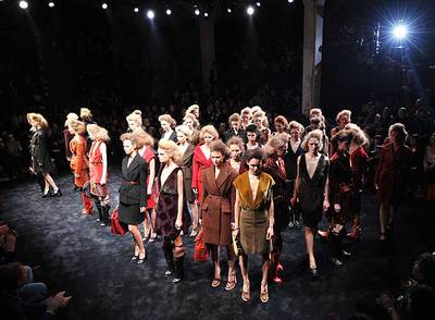 Final del desfile de la colección de Prada para el otoño-invierno 2009.
