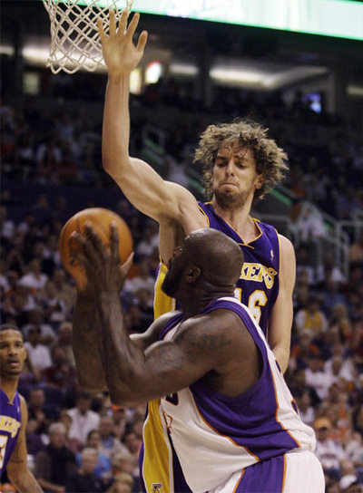 Pau Gasol intenta taponar a Shaquille O'Neal, de los Suns de Phoenix.