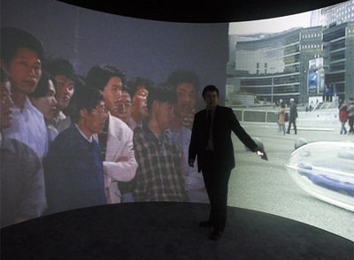 El comisario de la exposición, Nat Trotman, posaba ayer en el espacio circular que ocupa la instalación  Conexión  (1995-2006).