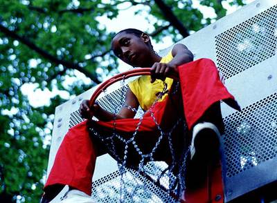 Fotograma de  Basket Bronx,   fábula moral centrada en  dos niños y rodada en Nueva York por Martín Rosete.