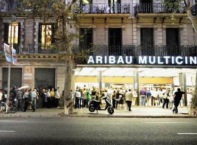 Cola para el estreno en catalán de la película  Vicky Cristina Barcelona  en los cines Aribau de la capital catalana.