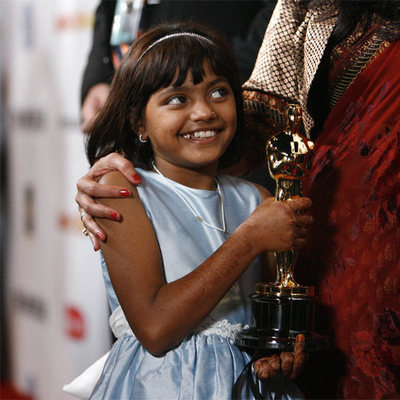 Rubina Ali con uno de los  oscars  de  Slumdog millionaire. 