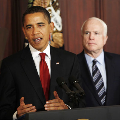 El presidente Barack Obama habla en un acto oficial en Washington ante el senador John McCain.