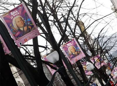 Carteles del festival Musika Música instalados en la Gran Vía de Bilbao, que este año lleva por título  Bach is Back .