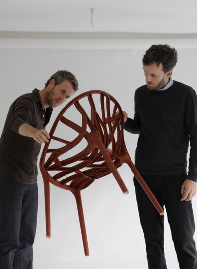 Ronan (izquierda) y Erwan Bouroullec con la silla  Vegetal. 