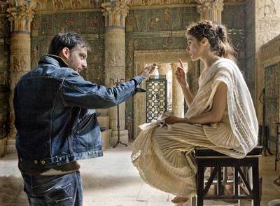 Alejandro Amenábar y la actriz Rachel Weisz, en el rodaje de  Ágora , financiada parcialmente por Telecinco.