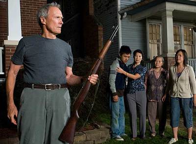 Clint Eastwood, junto a sus vecinos, en un fotograma de  Gran Torino. 