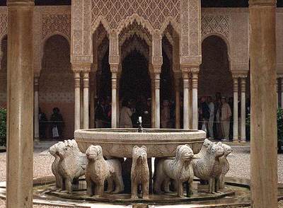 Patio de los Leones de la Alhambra de Granada.