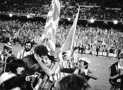 Zubizarreta se abraza a Urtubi tras ganar al Barça en la final de 1984.