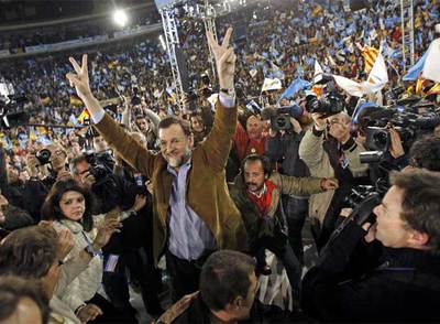 Mariano Rajoy, en un mitin en la plaza de toros de Valencia en las elecciones de 2008. Tras él, agachado, se ve a Álvaro Pérez,  El Bigotes. 