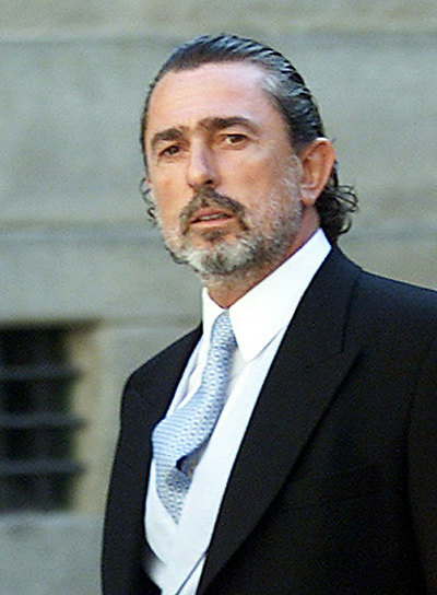 Menos de 12.000 euros. Francisco Correa dice en grabaciones que López Viejo le obliga a facturar por debajo de 12.000 euros para evitar concursos públicos.