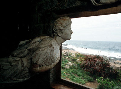 El salón de la casa de Neruda en Isla Negra, con uno de sus mascarones de proa favoritos  (La Medusa I)  mirando a la lejanía del océano Pacífico.