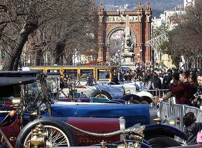 Los coches aparcados ayer en el parque de la Ciutadella.