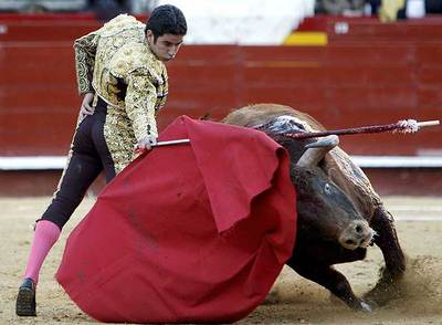 El novillero Pedro Marín, en un pase de muleta a uno de sus toros.