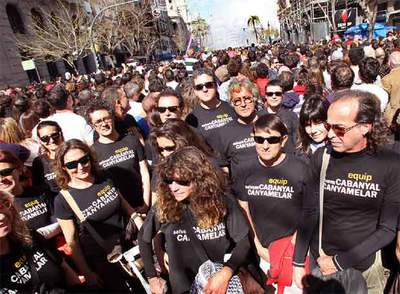 Activistas de Salvem El Cabanyal protestaron ayer durante la  mascletà  por la degradación del barrio marinero.