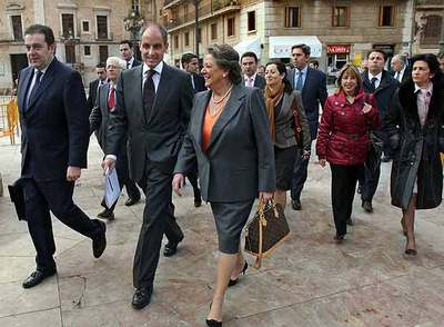 Francisco Camps, acompañado por los miembros del Consell, y la alcaldesa de Valencia, Rita Barberá, se dirige a las Cortes el pasado día 19 de febrero, cuando se conoció su imputación en la  operación Gürtel. 