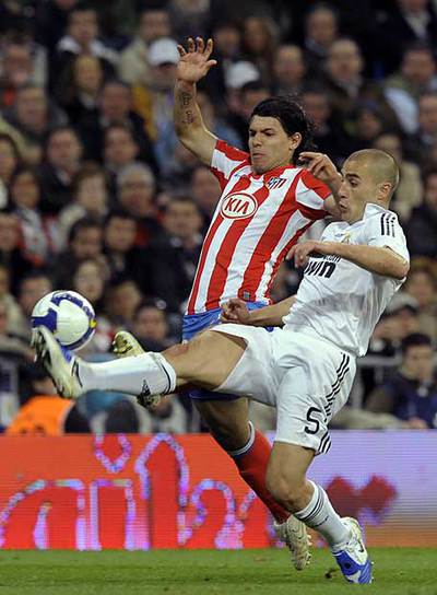 Agüero intenta irse de Cannavaro.