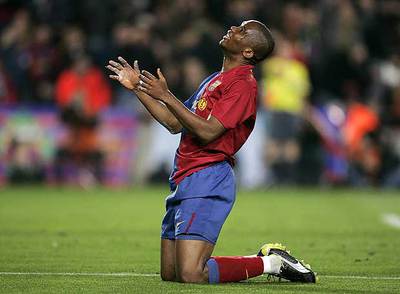 Eto'o se lamenta tras un fallo.