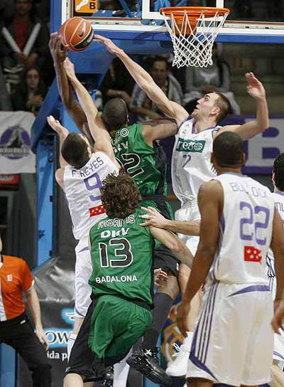 Moiso trata de encestar entre Felipe Reyes y Hervelle.