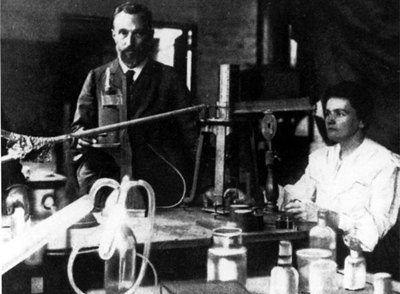 Imagen de Pierre y Marie Curie en su laboratorio. Reproducido del libro  Marie Curie y la radioactividad,  de José Manuel Sánchez Ron.