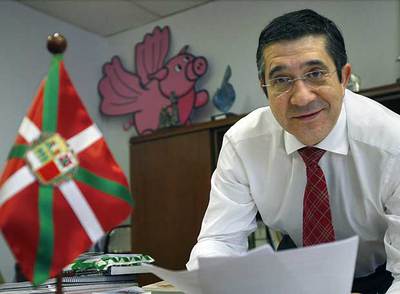 Patxi López, en su despacho de Bilbao. Al fondo, un cerdo con alas (el PNV dijo que vería antes un cerdo volar que a López de  lehendakari). 