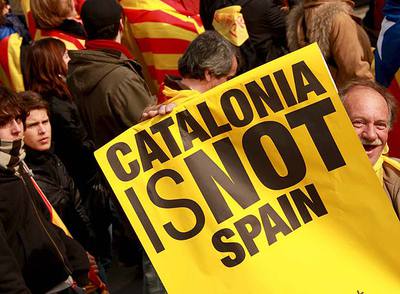 Una pancarta en inglés en la que se lee  Cataluña no es España , en la marcha de ayer en Bruselas.