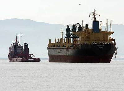 El buque 'Tawe' abandona Algeciras rumbo al desguace