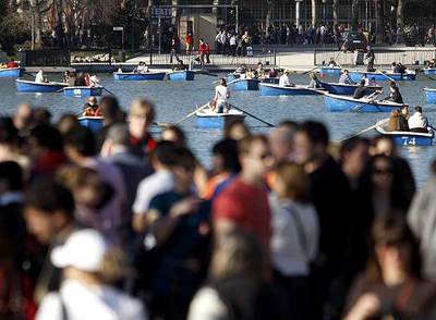 Madrid se concentra en el Retiro para decir adiós al frío