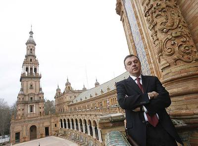 Jaime Palop, en la Plaza de España de Sevilla, donde tiene su sede la Agencia Andaluza del Agua.