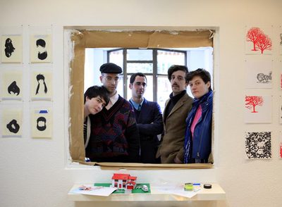 Los creadores de  Fast Gallery,  en el local comercial que han convertido en una galería de arte.