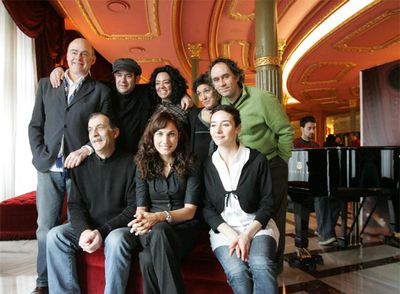 El equipo de  Emma , ayer, en el Teatro Arriaga. Abajo, de izquierda a derecha, Ramón Barea, Toni Acosta e Irene Bau. Arriba, Aitor Mazo, Karra Elejalde, Gurutze Beitia, Enriqueta Vega y Gabriel Ocina.