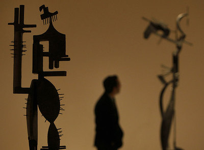 Un visitante, en la exposición de Julio González en el Reina Sofía de Madrid. En primer plano, la obra  Hombre cactus I   (1939).