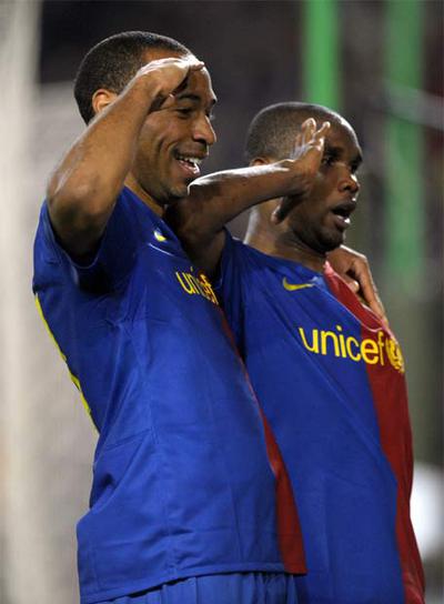 Henry y Eto'o celebran el gol del camerunés, el cuarto del Barça, al Olympique de Lyon.