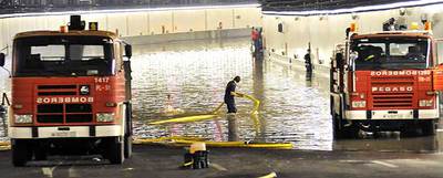 Los bomberos achican agua en la M-30, anegada por la tormenta a la altura del Puente del Segovia, en septiembre de 2008.