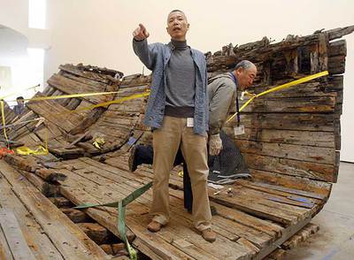 Cai Guo-Qiang supervisaba ayer el montaje de otra de sus obras,  Reflexión  o  Un regalo de Iwaki , compuesta por los restos de un naufragio cubiertos por trozos de porcelana.