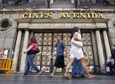 El viejo cine Avenida de Madrid, cerrado y en obras.