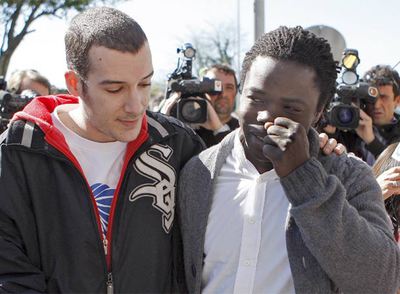 Llegada de Hassan a los juzgados de la Parda arropado por amigos y vecinos para apoyarle.