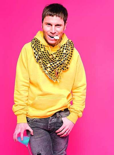 Rubén Ochandiano lleva vaqueros de Wrangler, sudadera y pañuelo de Piombo y colgantes de Erika Peña.