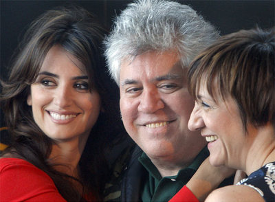 Pedro Almodóvar, entre Penélope Cruz y Blanca Portillo, en la presentación de  Los abrazos rotos. 