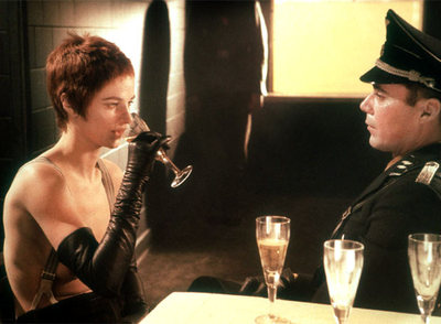 Charlotte Rampling y Dirk Bogarde, en  El portero de noche,  de Liliana Cavani.