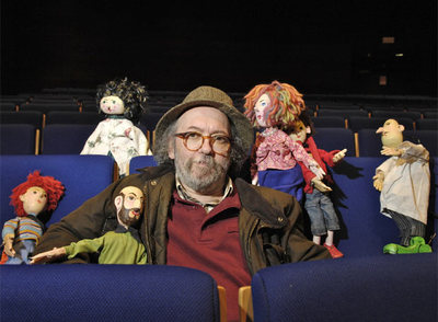 Marcelino de Santiago,  Kukas , rodeado de títeres en un descanso de  Un agasallo para Xaquín , en el Auditorio de Ourense.