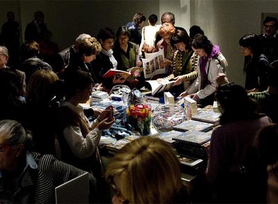 Concurrido aspecto que ofrecía ayer la tienda del MNAC dedicada al   merchandising   del pintor Sorolla, al final de la exposición.