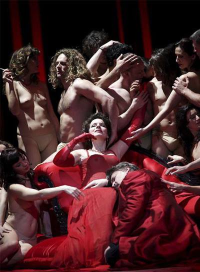 Lioba Braun y Peter Seiffert (vestidos) en una escena de  Tannhäuser. 