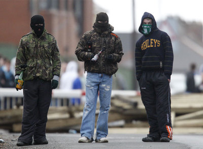 Jóvenes con  cócteles molotov  protestan tras las detenciones en el Ulster.