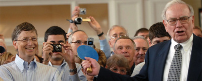 Bill Gates (izquierda) ha desbancado a Warren Buffet como el hombre más rico del mundo, según la revista 'Forbes'.