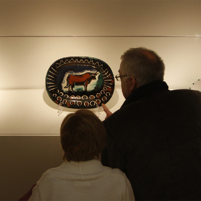 Visitantes en la muestra  Picasso, arte y arena , en Málaga.