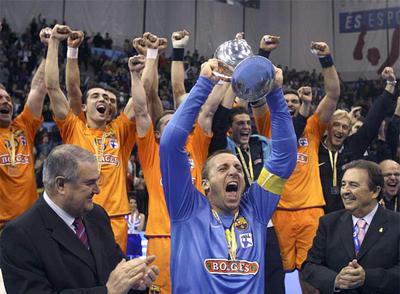 Barrufet levanta el trofeo de campeón de Copa.