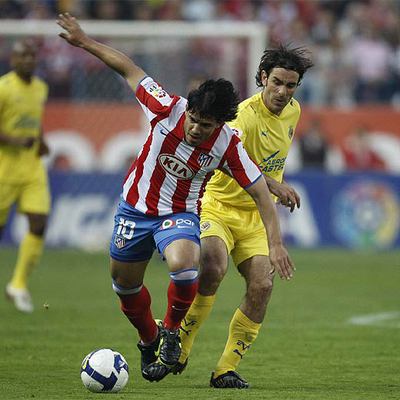 Agüero se escapa de Pirès.