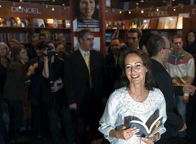 Ségolène Royal se dispone a dedicar un ejemplar de su libro, ayer en el Salón del Libro de París.